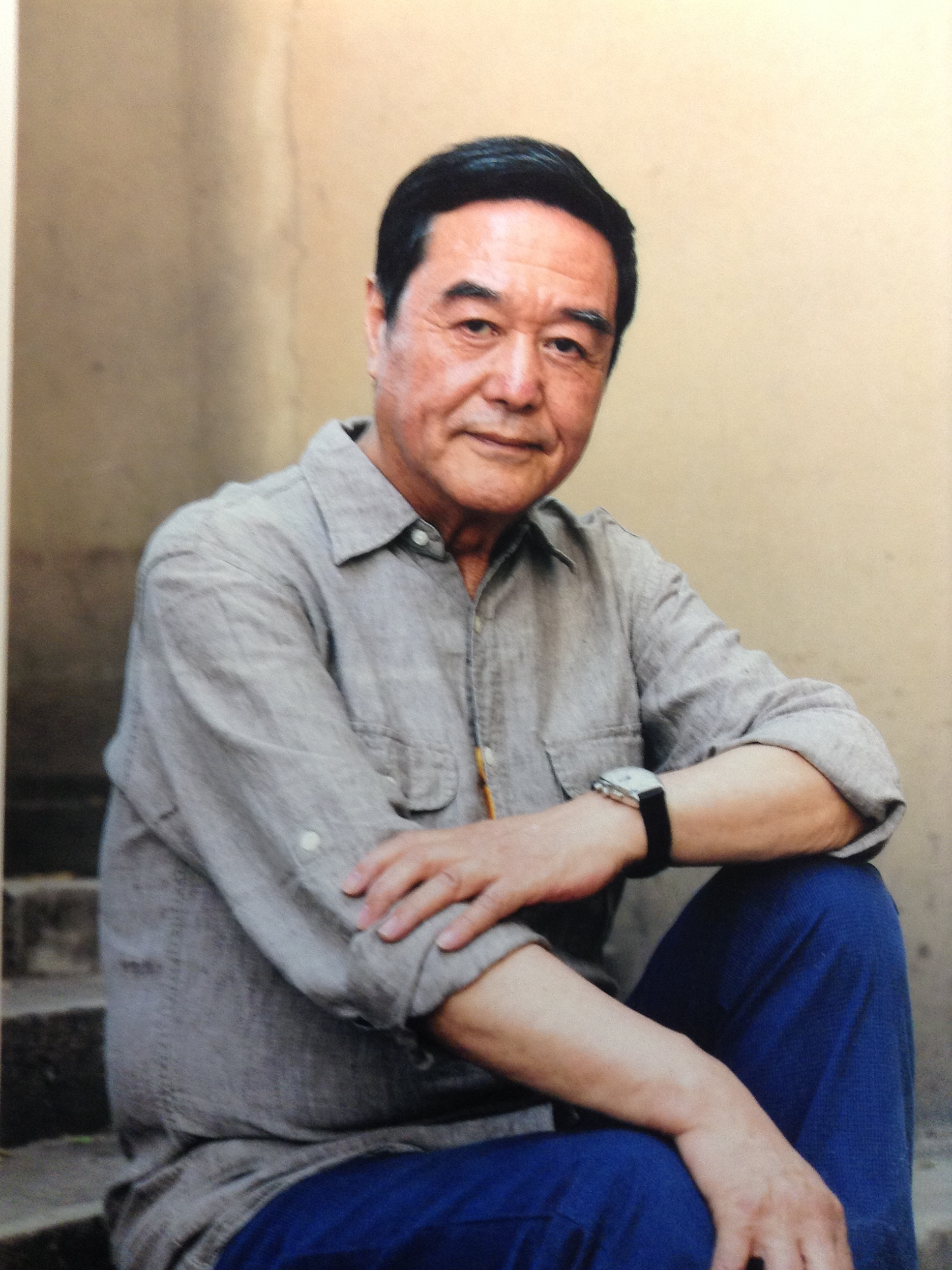 1947年出生于中国北京市,毕业于北京艺术学校,中国内地男演员, a