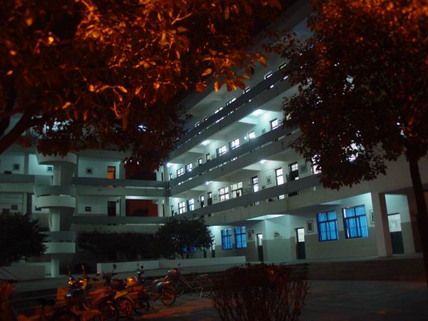 p>江苏省苏苑高级中学(suyuan senior high school)简称"苑中,是一