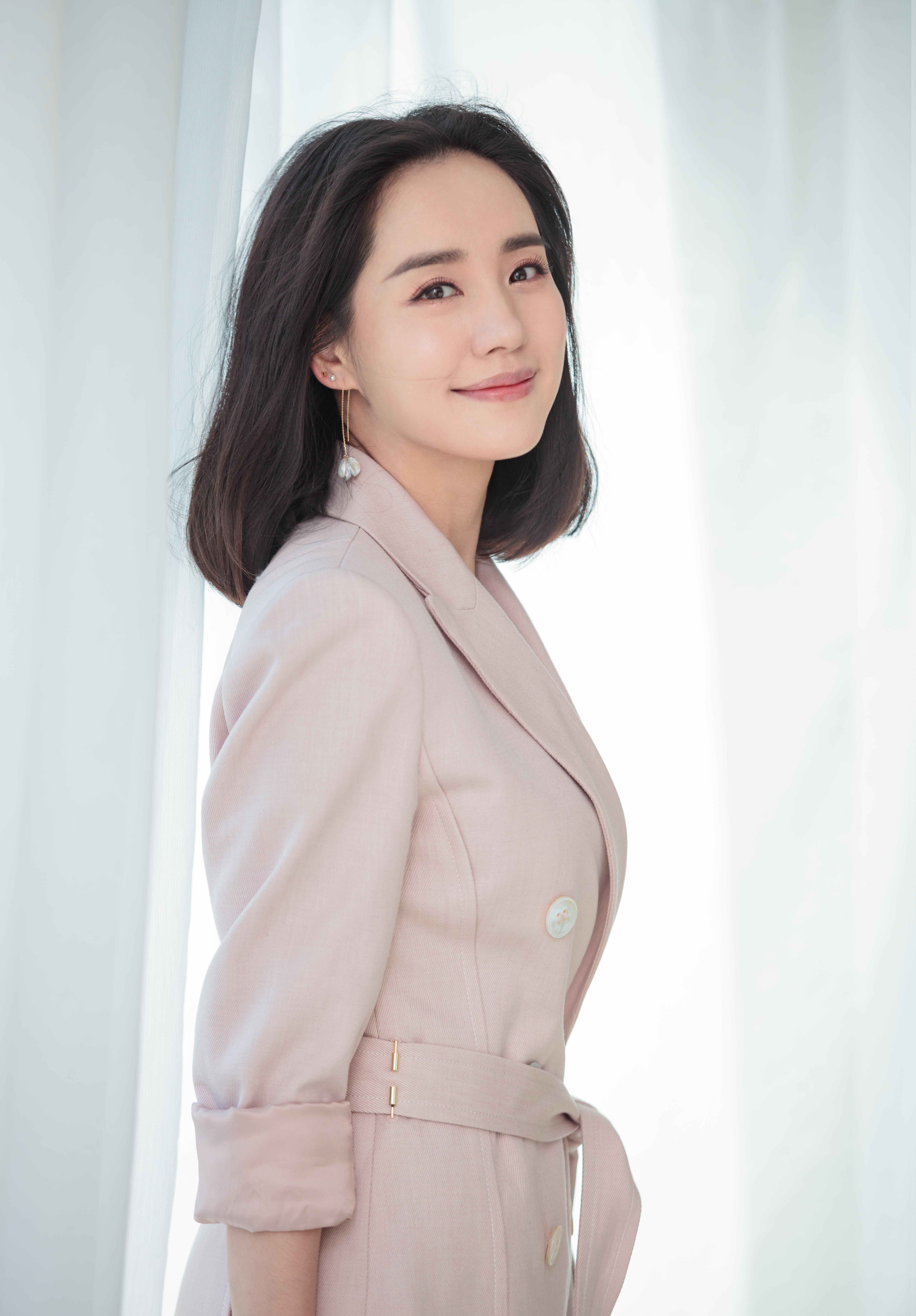  p>王智(原名王紫瑄),1982年7月29日出生于辽宁省鞍山市,中国内地女