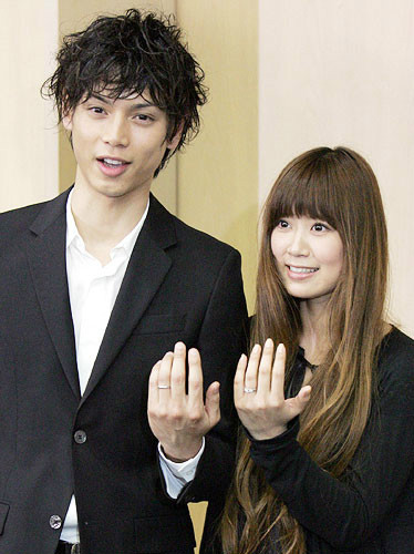 绚香（日本女歌手，词曲制作人）_百度百科