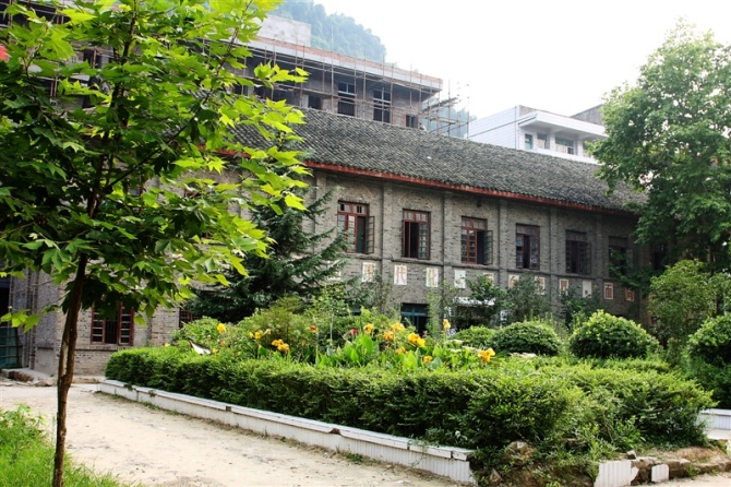 巴中市恩阳区玉山中学校位于距恩阳约30公里的玉山镇