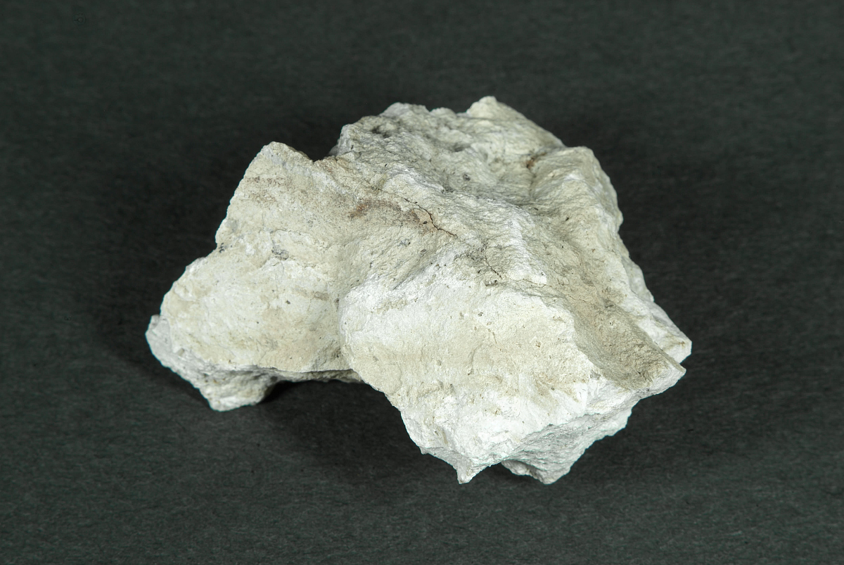 只有在显微镜下才能分辨出矿物颗粒的结构,一般为浅成岩和喷出岩所有