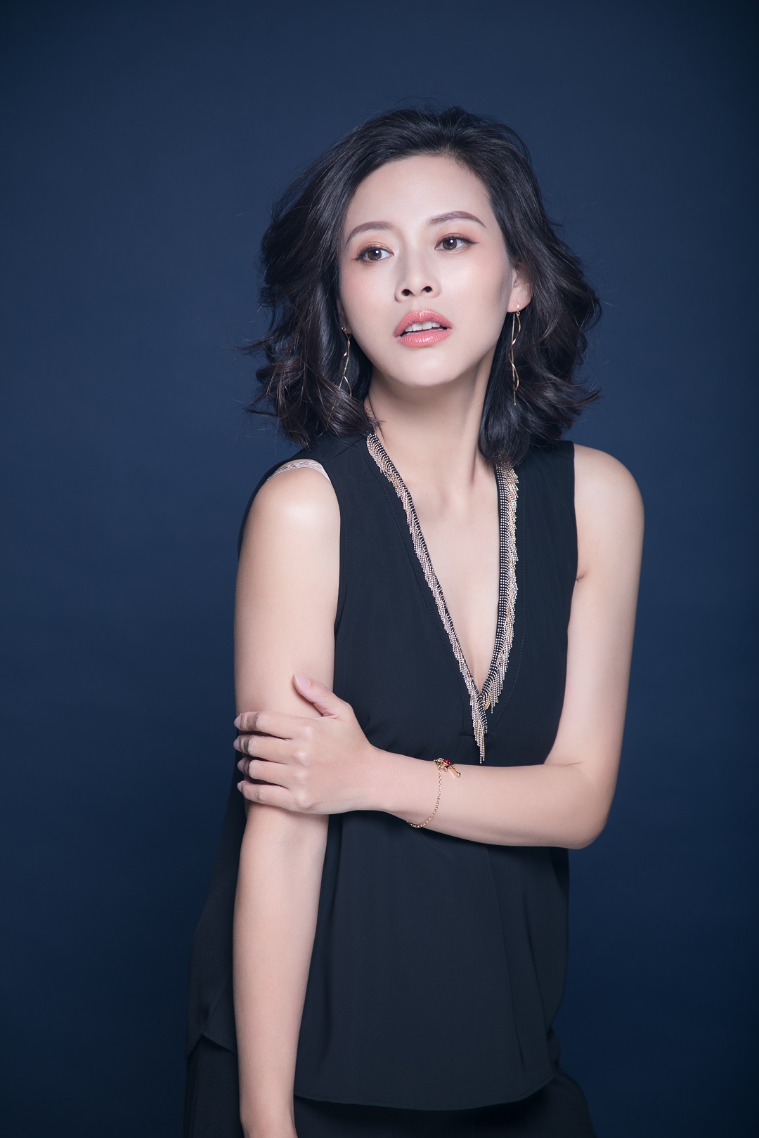  p>郝文婷,4月11日出生于山西省,中国内地女演员,毕业于山西大学.