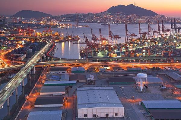  p>釜山港位于韩国(全称: a href="#" data-lemmaid="1038747">大韩