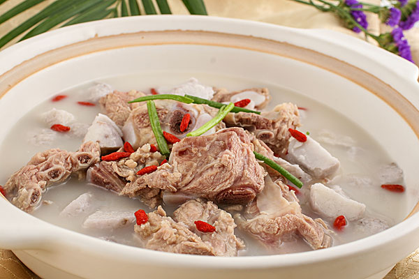 芋艿山药胡萝卜竹笋肉骨头汤