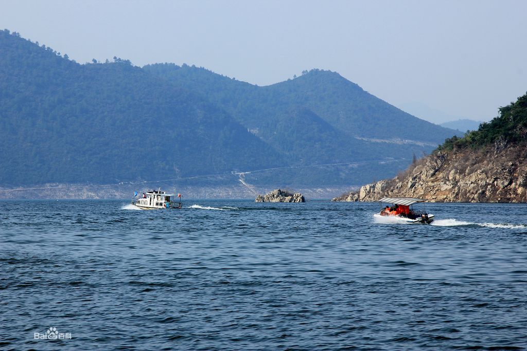  p>江界河镇是瓮安县最年轻的乡镇之一,于2012年3月经贵州省人民政府