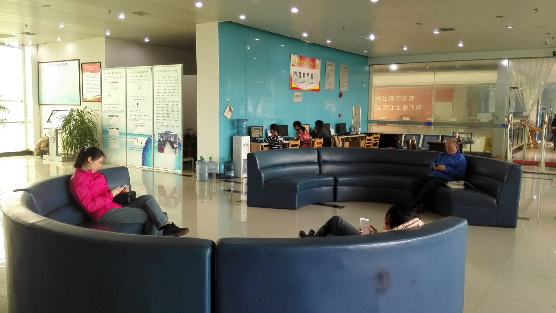  p>上饶市图书馆位于上饶市信州区广信大道,2009年12月开馆,占地42.