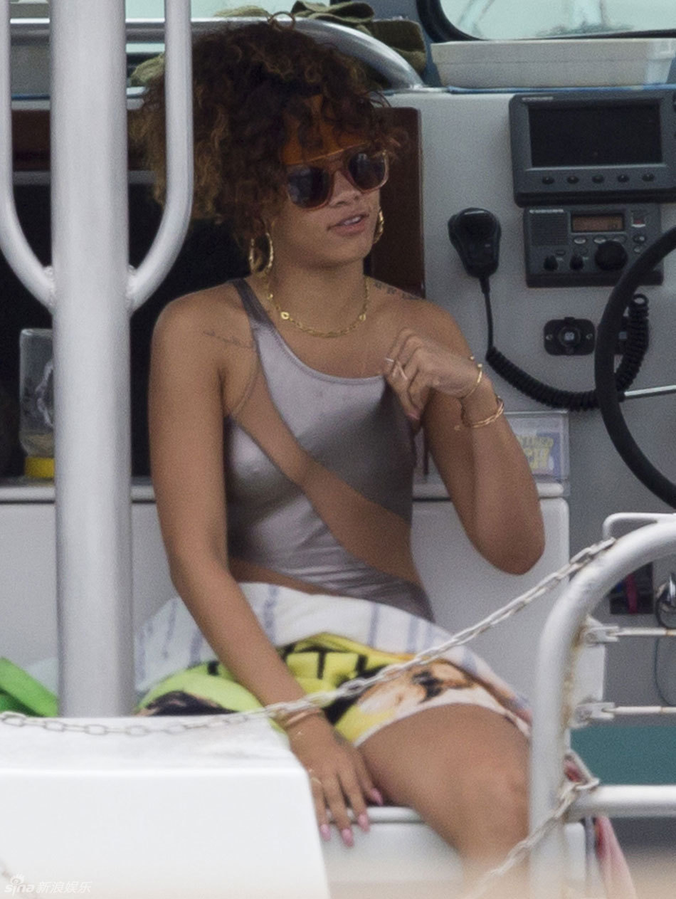  p>蕾哈娜(rihanna),全名罗比恩·蕾哈娜·芬缇(robyn rihanna fenty)