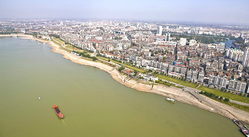  p>荆江大堤位于长江中游荆江河段北岸.