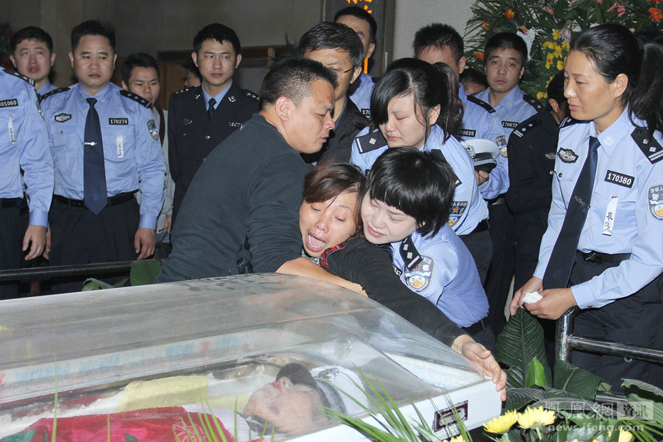  p>李晓峰,男,出生于1988年,湖南"最美"交警.