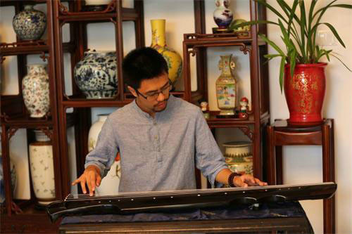 包榕城,男,汉族,出生于1982年,江苏扬州人,现居扬州,著名斫琴师