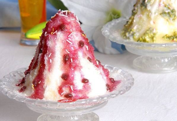  p>炒冰是将水果汁倒入在炒锅中,经过急速冷冻制作成的一款甜品. /p>