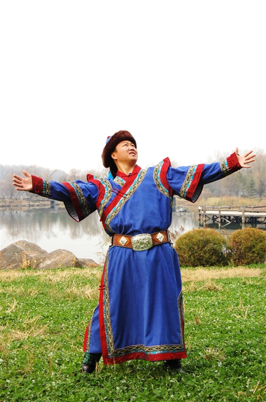  p>德龙(蒙语名字--布日古德),一位来自科尔沁草原的蒙古族青年歌手