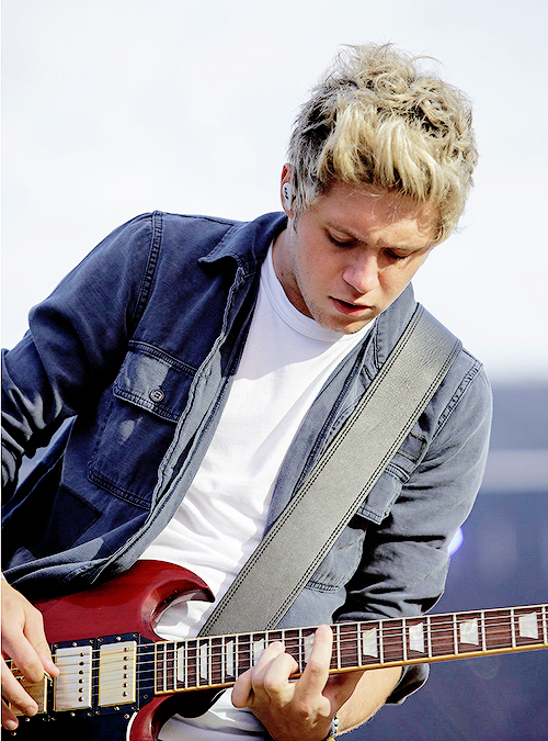 霍兰(niall horan),1993年9月13日出生于爱尔兰韦斯特米斯郡马林加