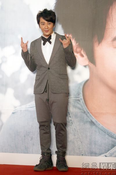  p>孙耀威,1973年1月3日生于中国香港,祖籍广东潮州,中国香港流行乐男