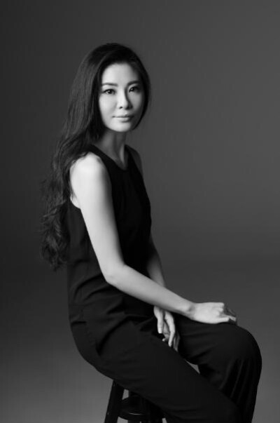 王艺洁自大学毕业回国后曾先后担任过国家级新闻媒体记者,市级电台