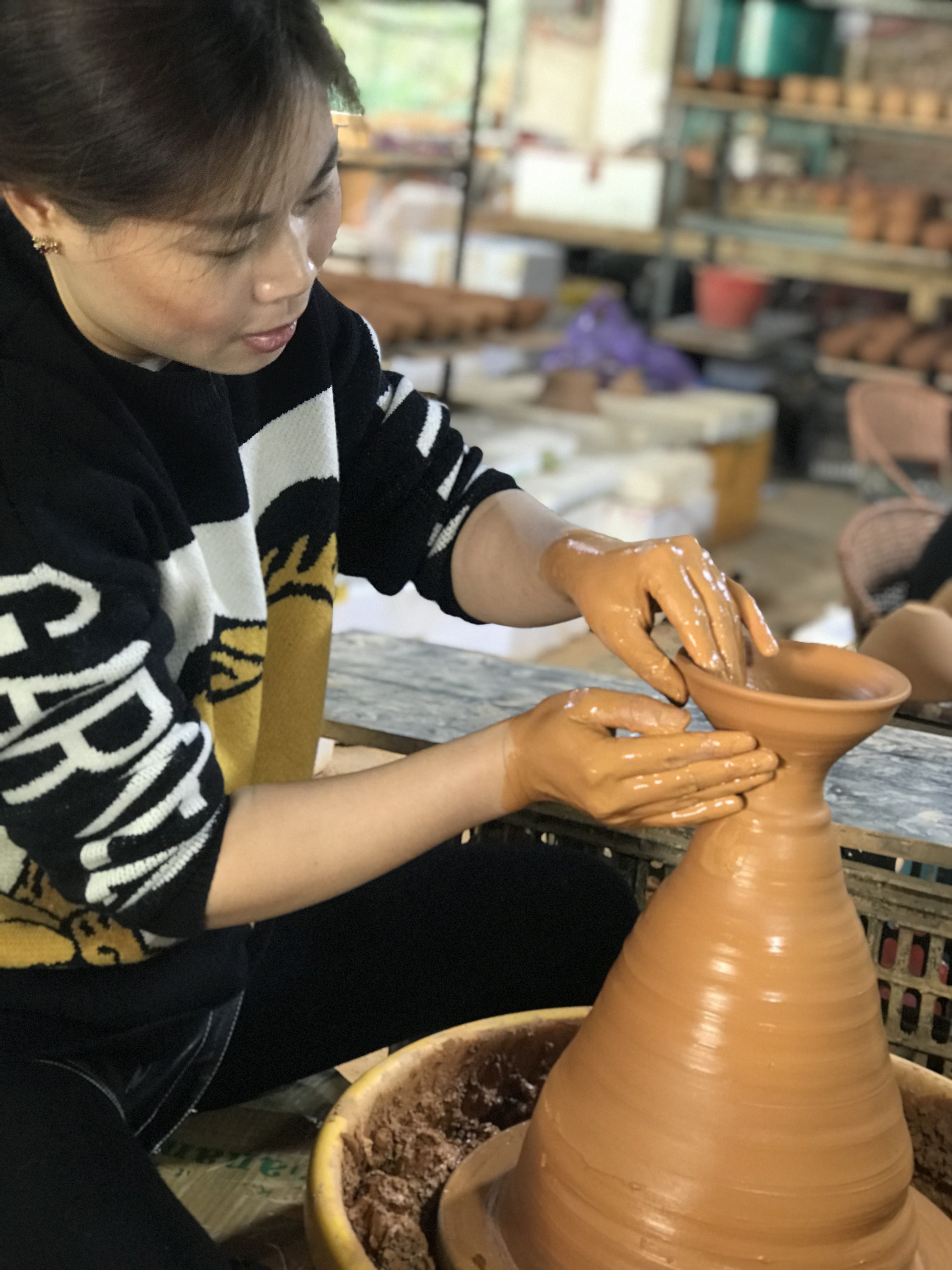  p>倪梅英,女,南平市建阳区华锋建盏陶瓷厂法定代表人,陶瓷装饰师.