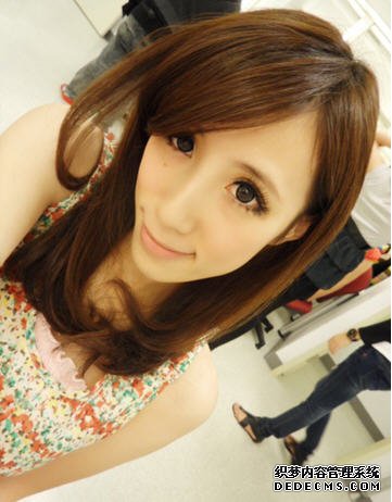  p>黄乔歆( i>原名黄钰筑 /i>),1986年4月11日出生于台湾省桃园市