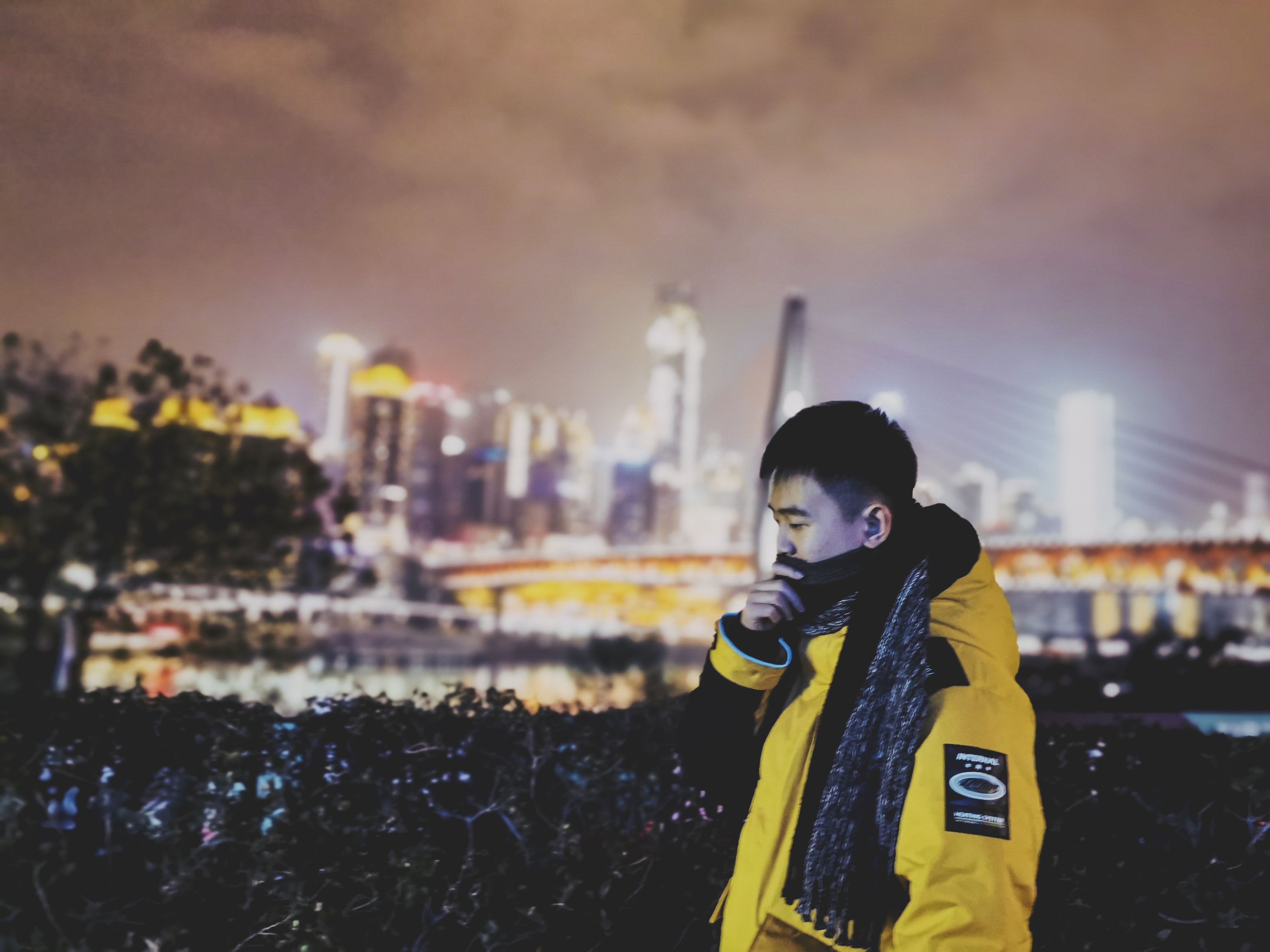  p data-id="gnbxm9g9i0">罗炼羽,2001年出生于重庆,学生,歌手.