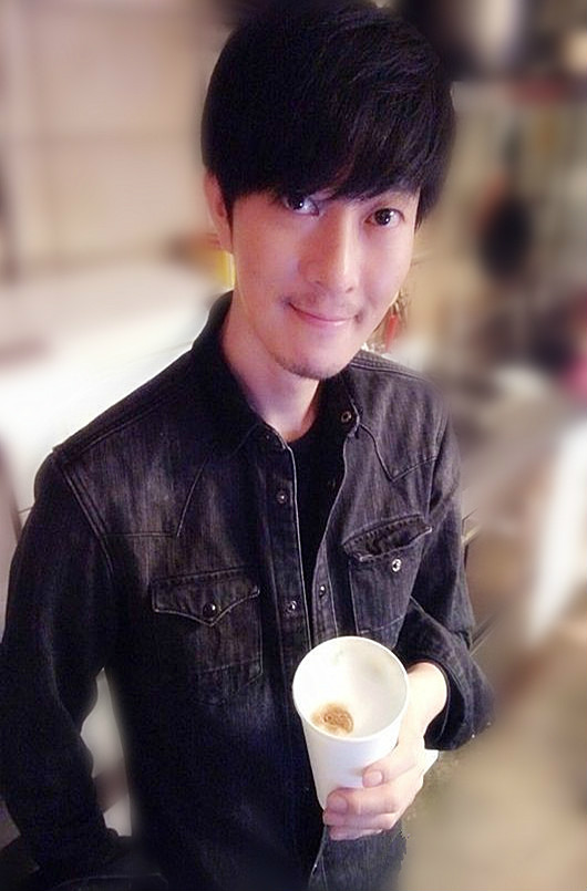 尹健(      , b>  /b>yoongun )原名:   彰益,1977年1月1日出生于韩国