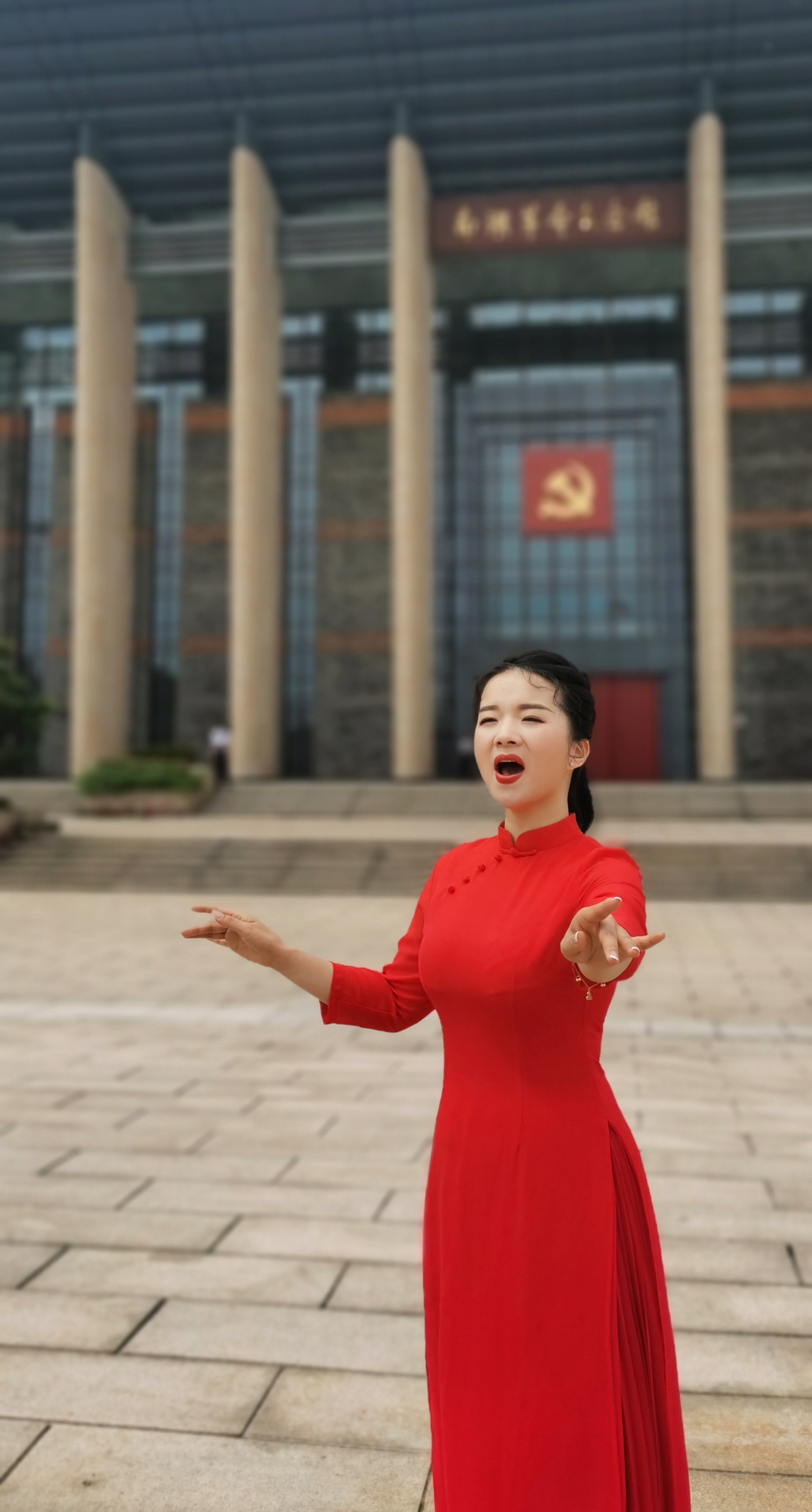 生于贵州省黔东南州,民族歌手,民革党员,贵州省旅游形象大使,黔东南州