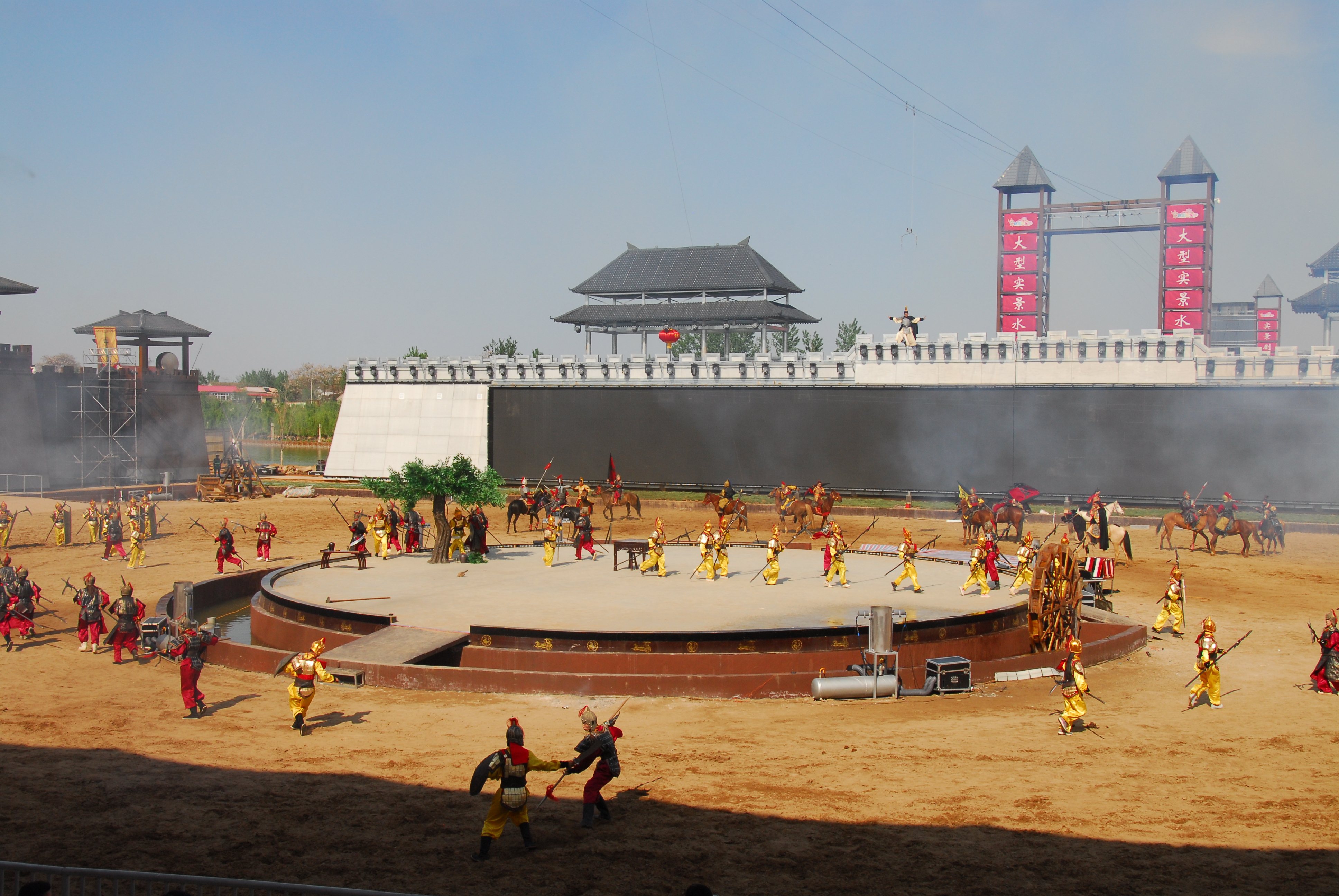  p data-id="gnbil4euv2">赵王欢乐城位于邯郸市广平县东湖公园南侧.