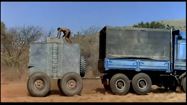 《上帝也疯狂2》剧照