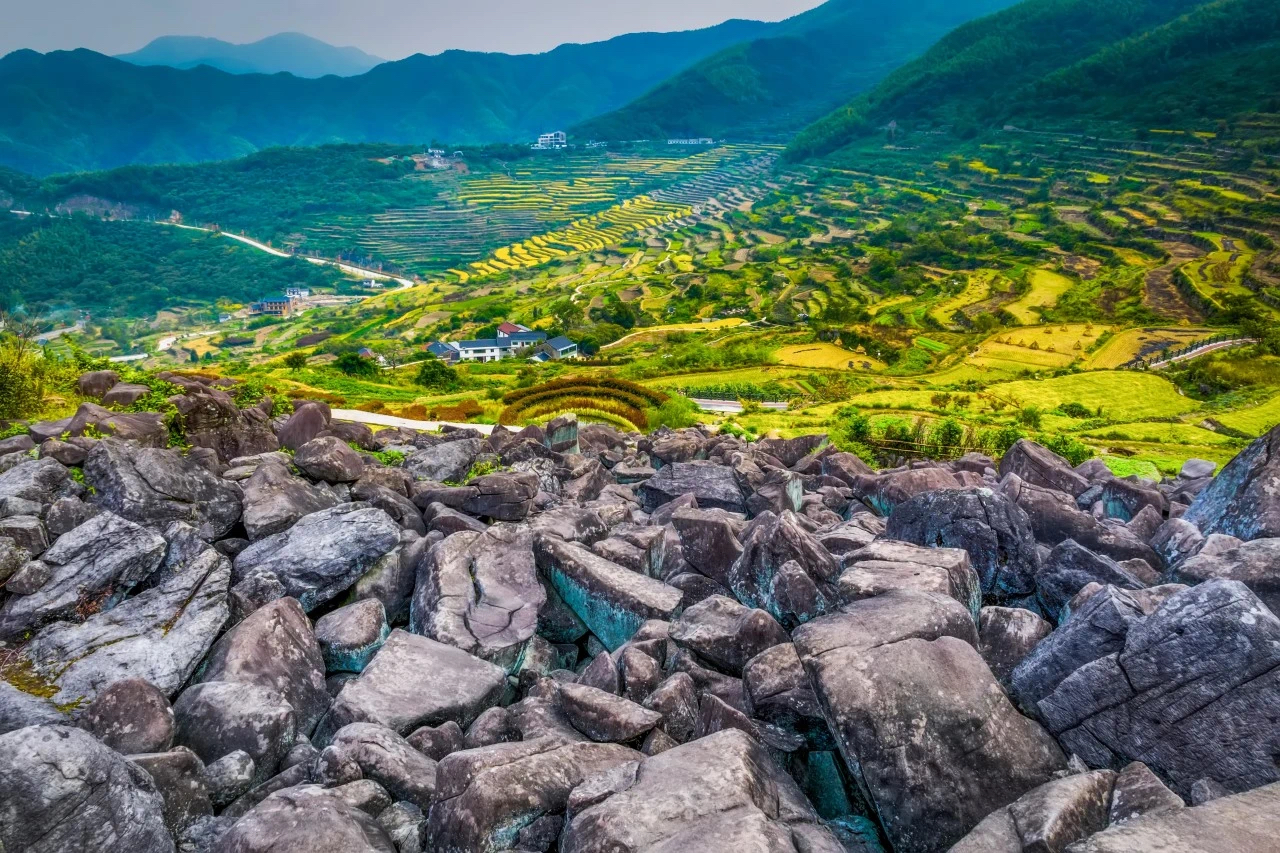 ">覆卮山景区(fuzhi mountain scenic area),地处绍兴市上虞区,嵊州市