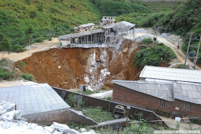  p>岩溶塌陷(karst collapse)是岩溶洞穴,上覆沉积物及地下水,构成