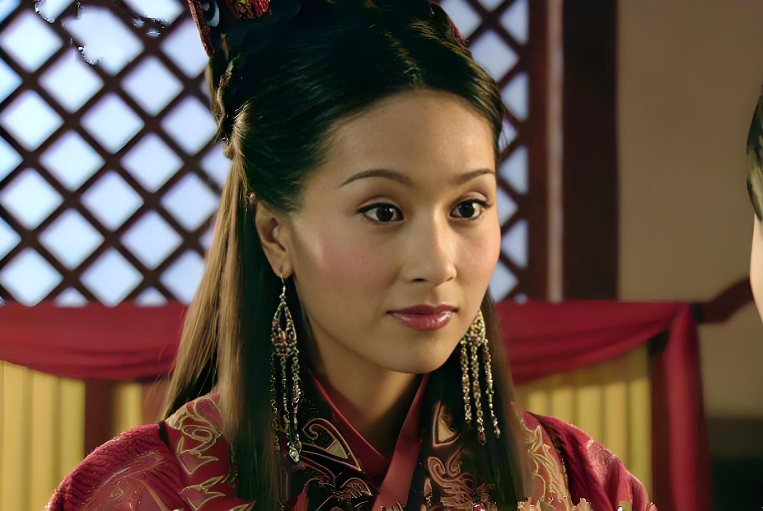 白羽彤,女,2002年电视剧《大醉侠》中的人物