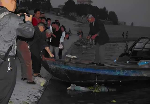 长江天价捞尸人：要价3.6万，一天曾救13人，臭味要花几天才洗掉_百科TA说