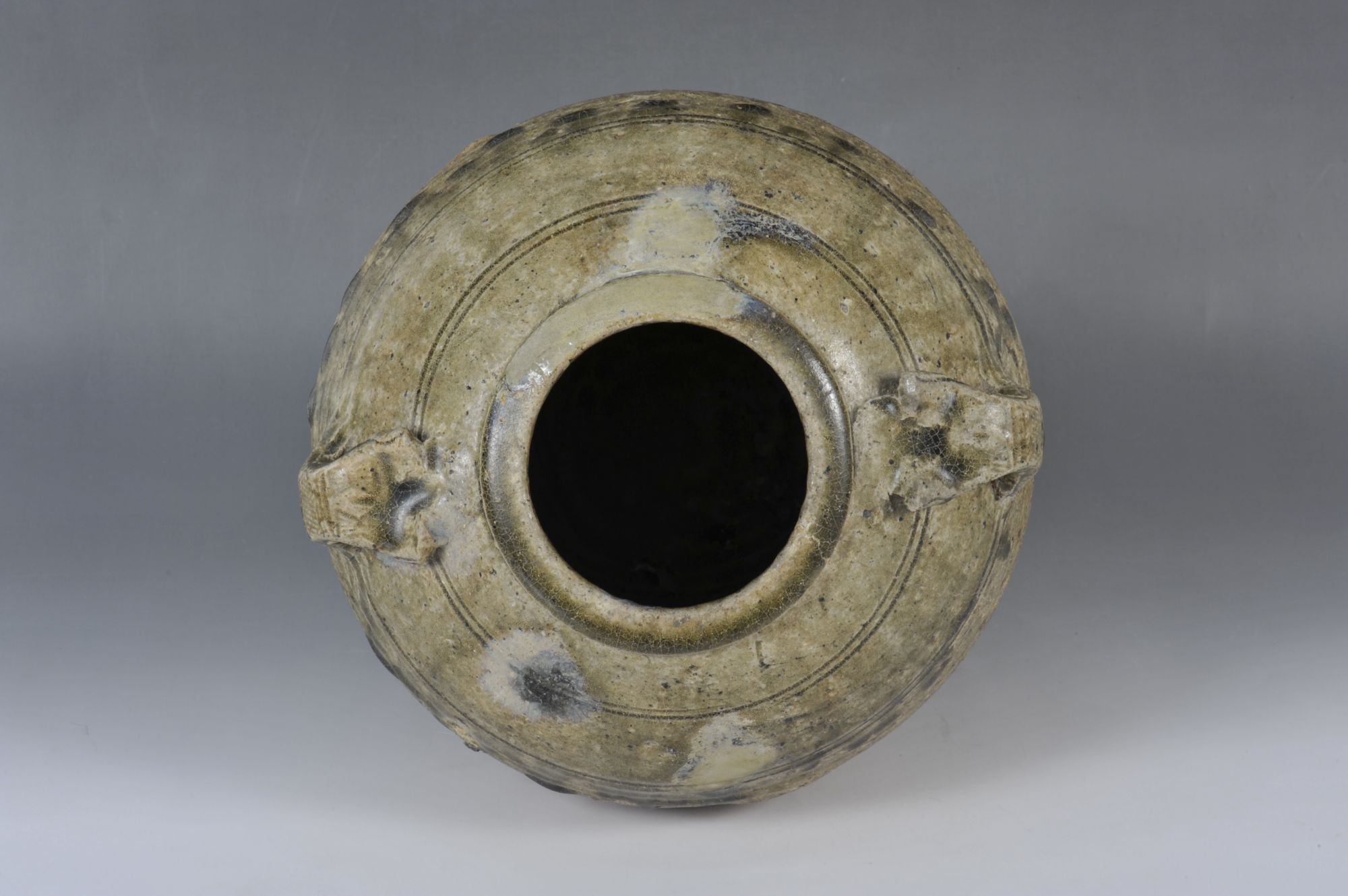 汉代青釉弦纹双耳瓷罐