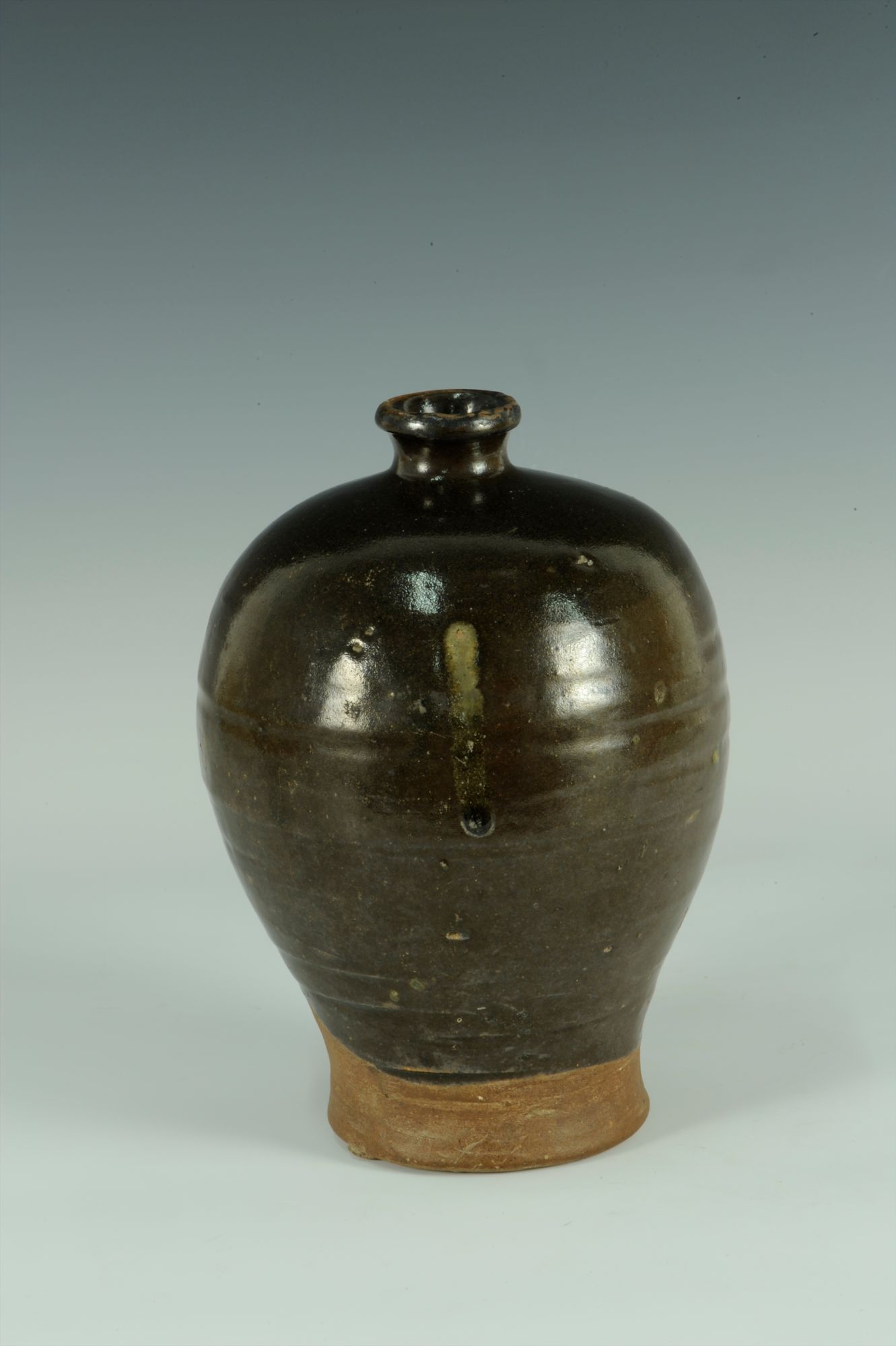 元代酱釉小口瓷瓶