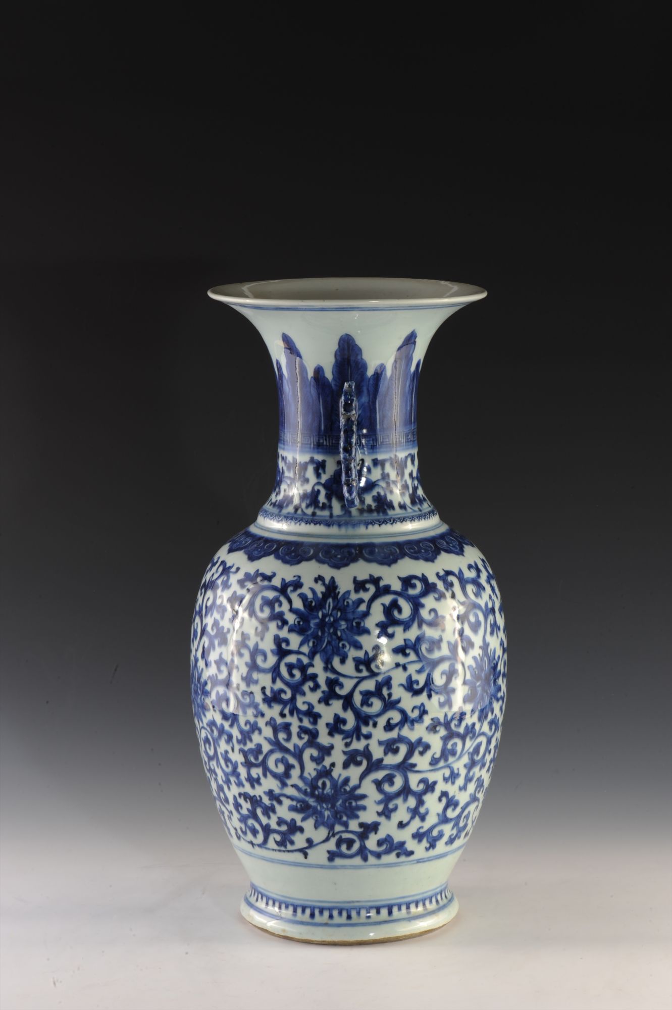 清代青花缠枝花卉纹双耳瓷瓶