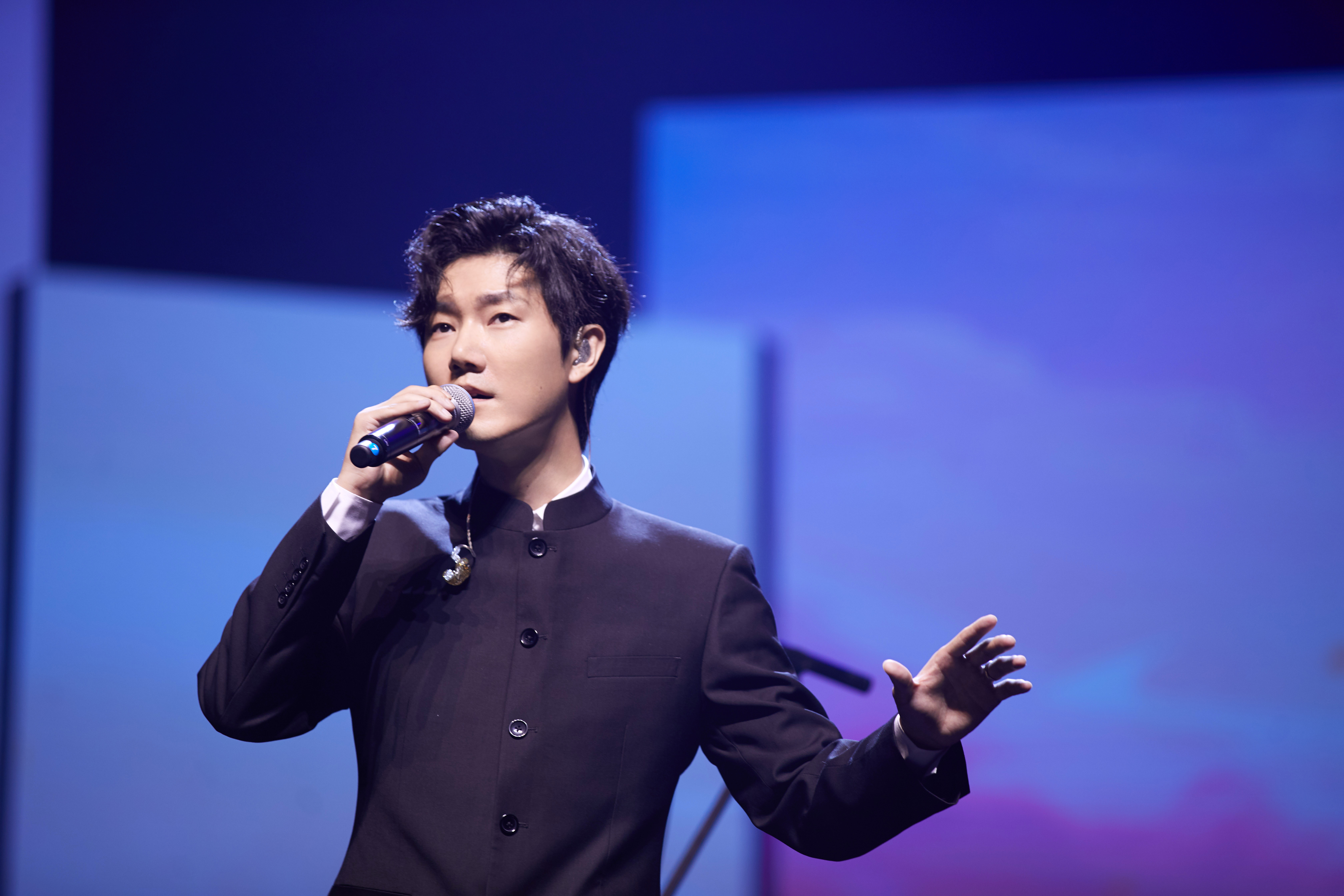  p>王晰,1985年4月9日出生于辽宁省营口市,中国内地流行乐男低音歌手