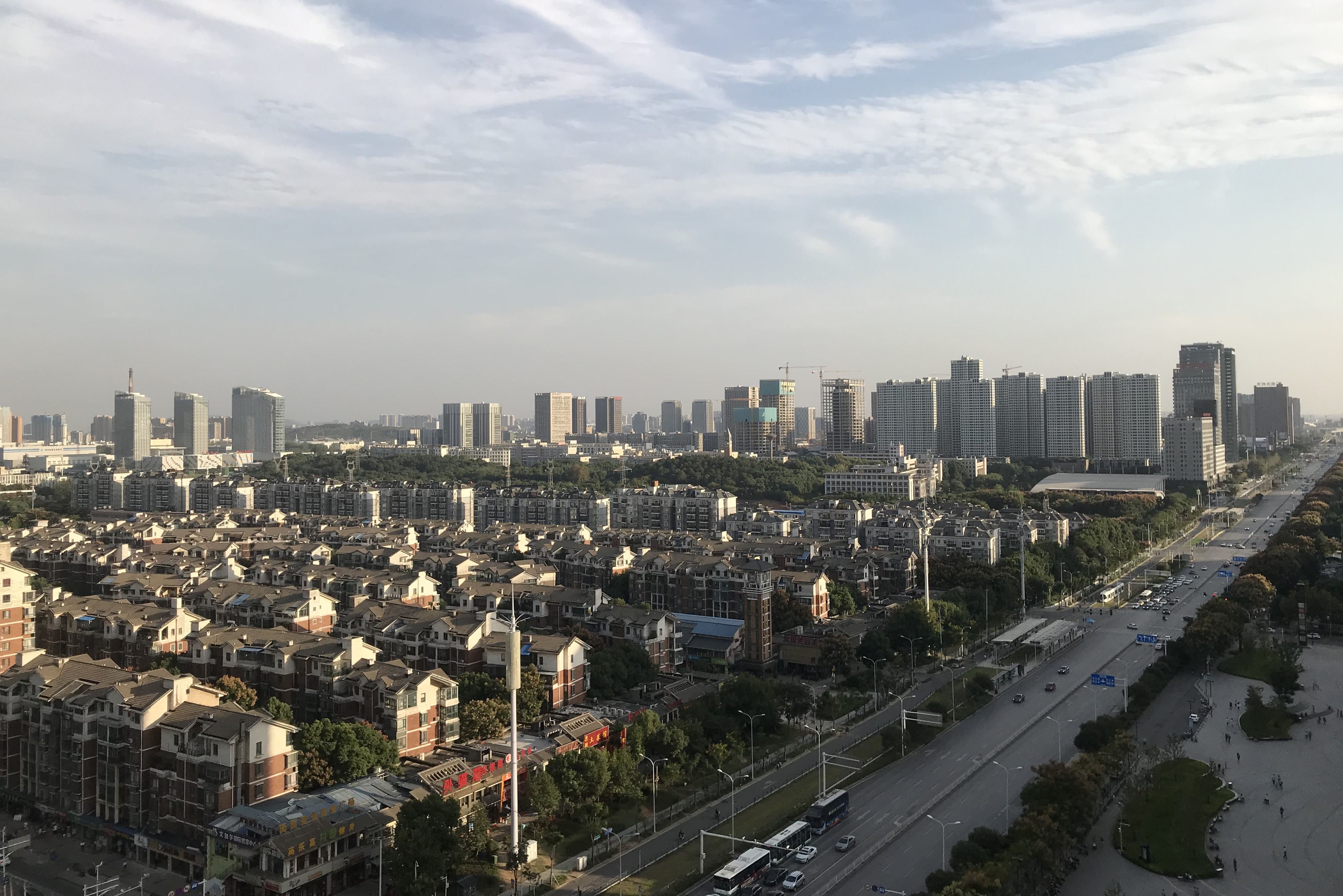  p data-id="go0bykezcv">武汉关山大道,位于武汉东湖新技术产业开发