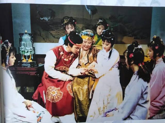 红楼梦：宝黛初见，最先流泪的不是黛玉，而是混世魔王贾宝玉_百科TA说