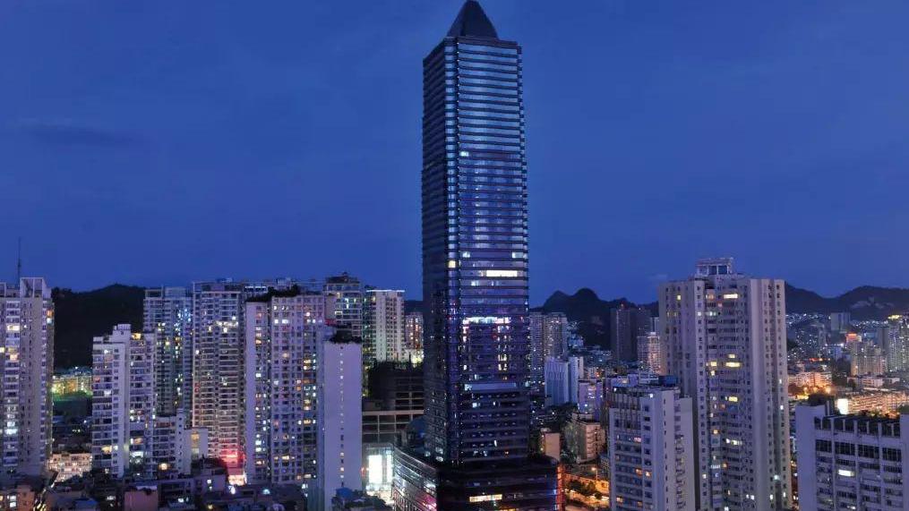  p>贵阳凯宾斯基大酒店是一家五星级酒店,坐落于美丽的"森林之城"