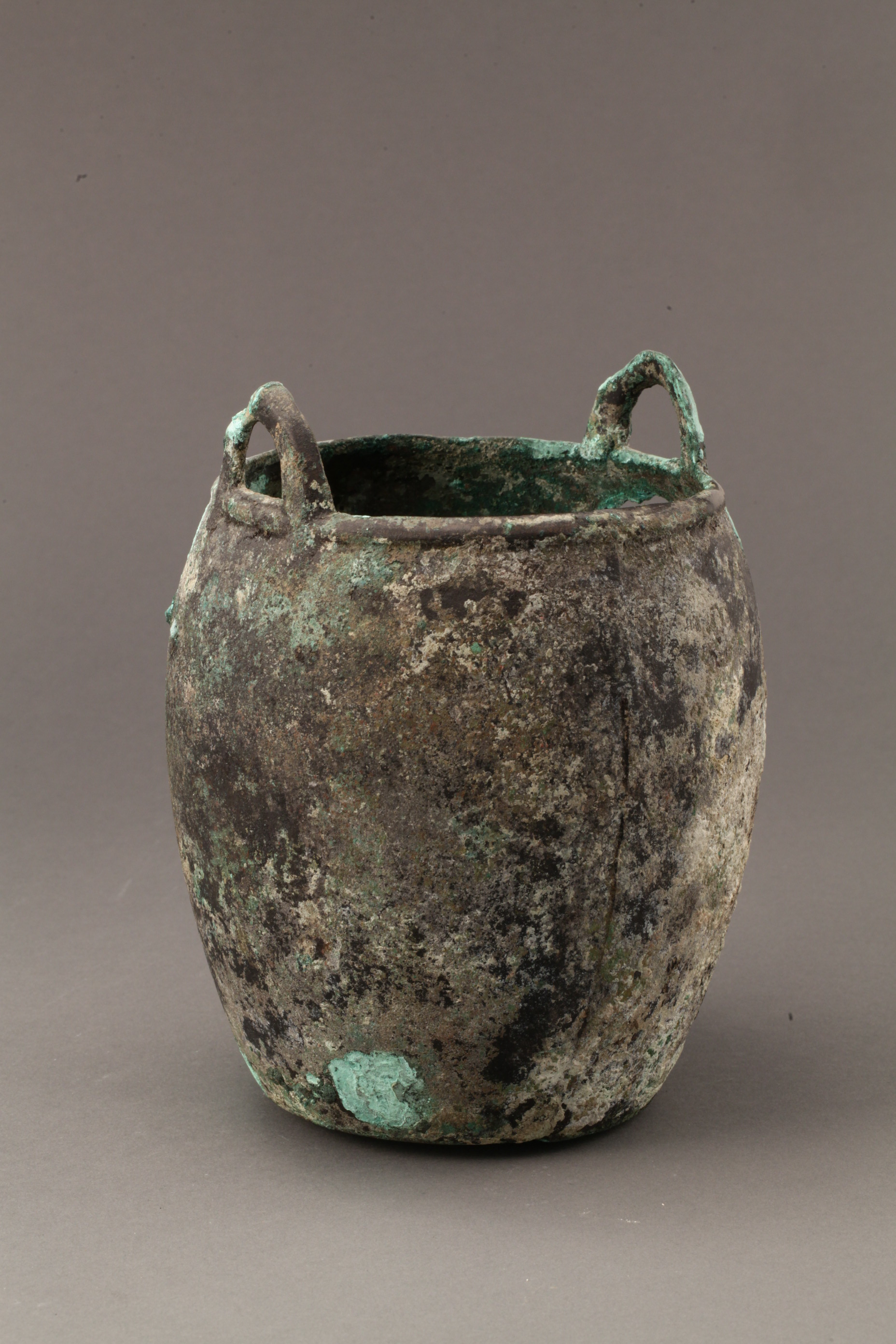  p>青铜鍑,始自春秋早期,垂鳞纹鍑,通高21.5cm,口径18.7cm,重2.