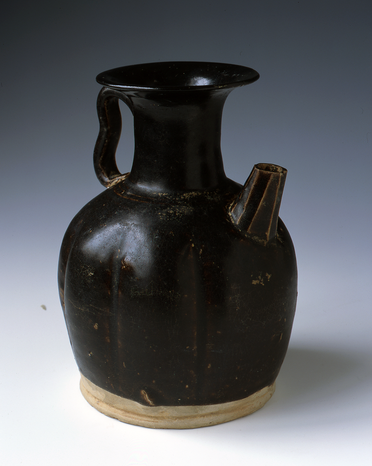  p>唐黑釉瓜棱形瓷壶是唐代陶瓷类文物,现收藏于湖南省博物馆. /p>