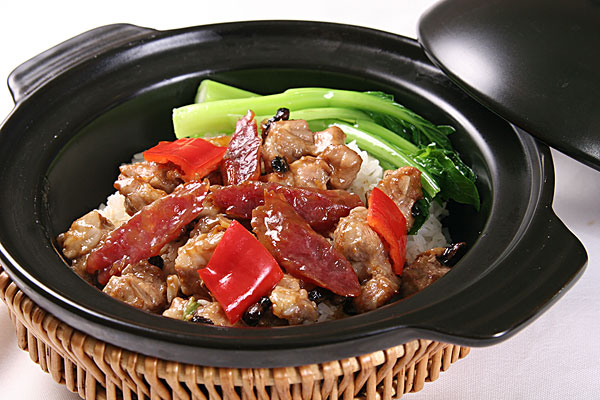 香米腊肠排骨煲仔饭