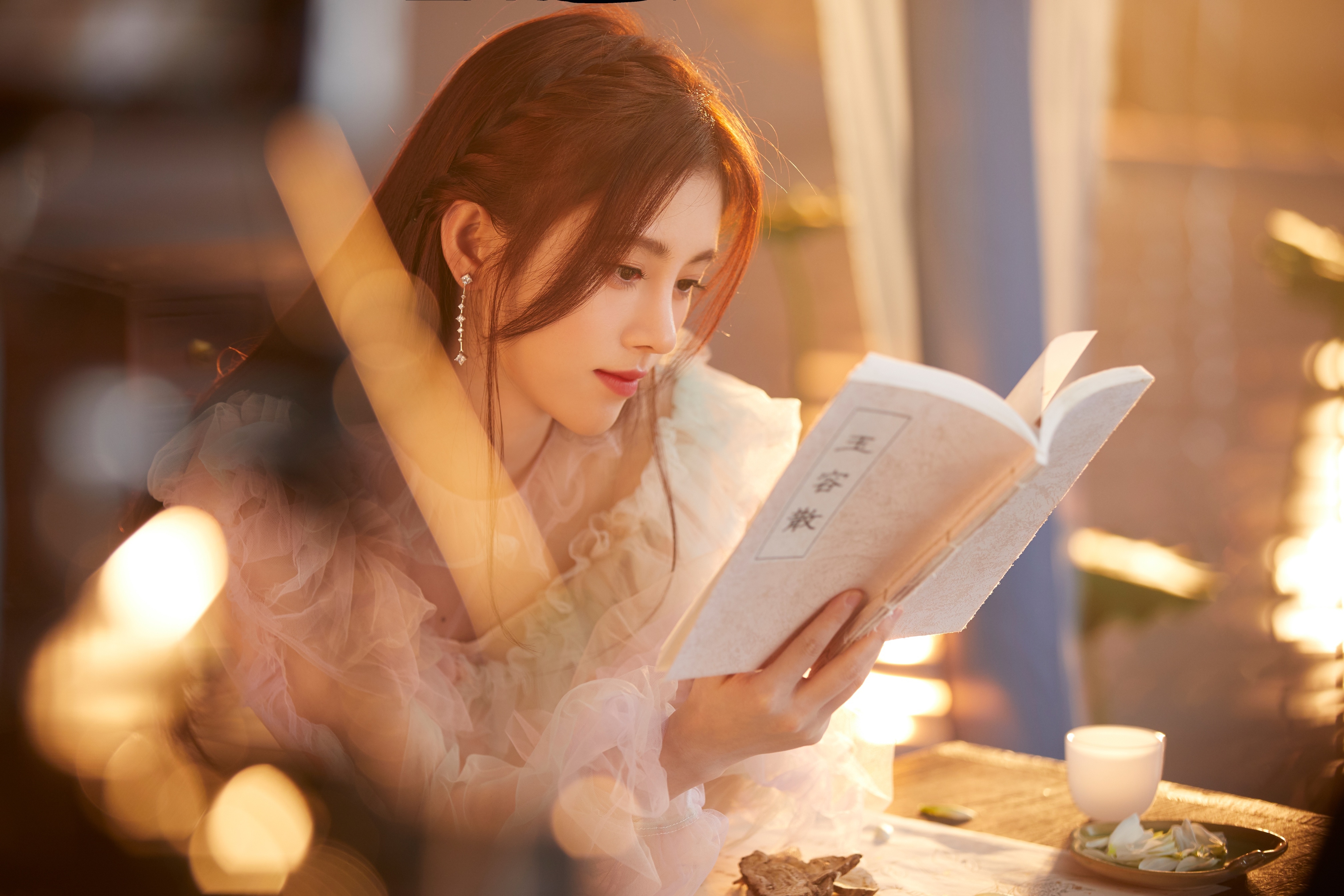  p>鞠婧祎(kiku),1994年6月18日出生于四川省遂宁市,中国内地影视女