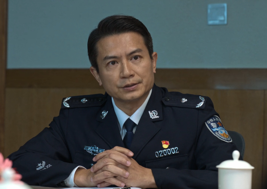 中的一个男配角,是2021年京海市公安局常务副局长,由演员 