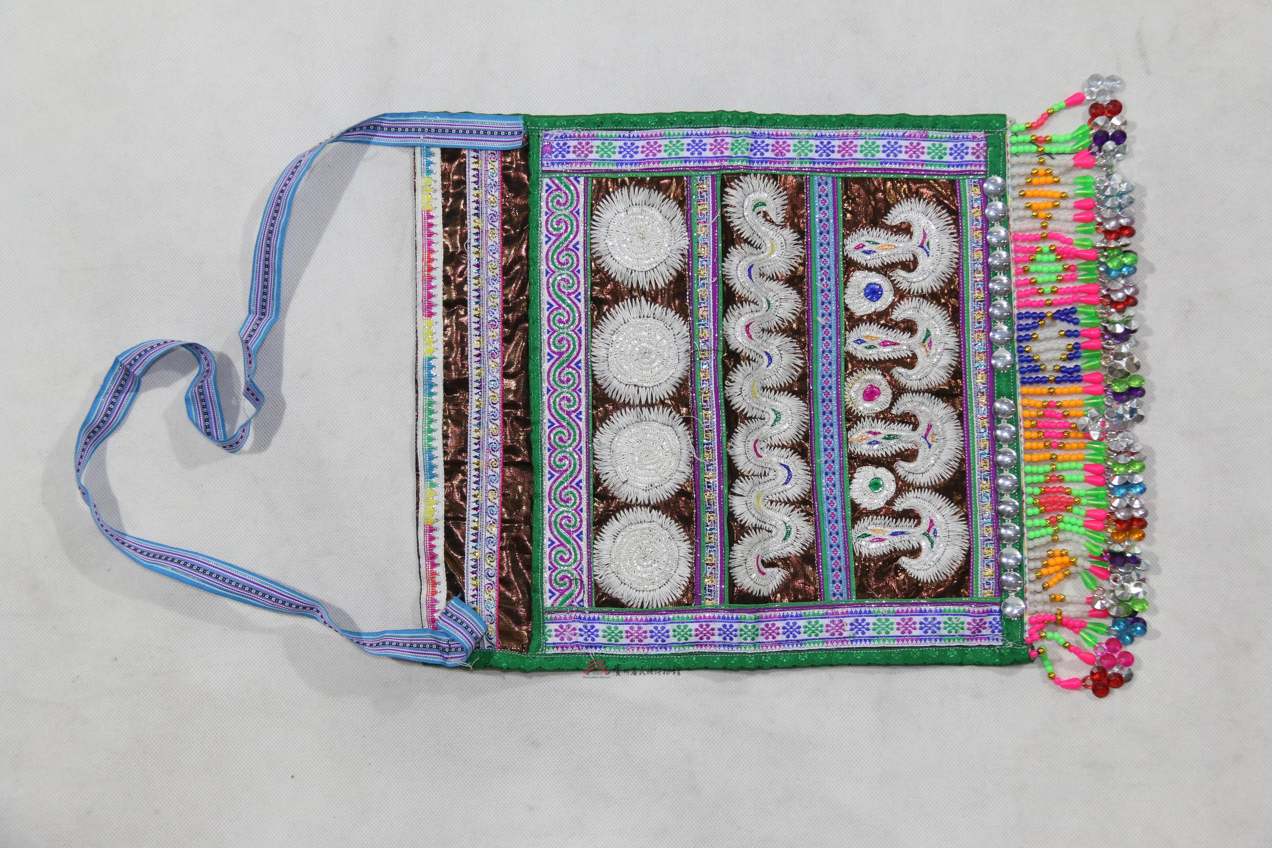 当代从江岜沙苗族亮布锁绣太阳花纹珠穗挎包