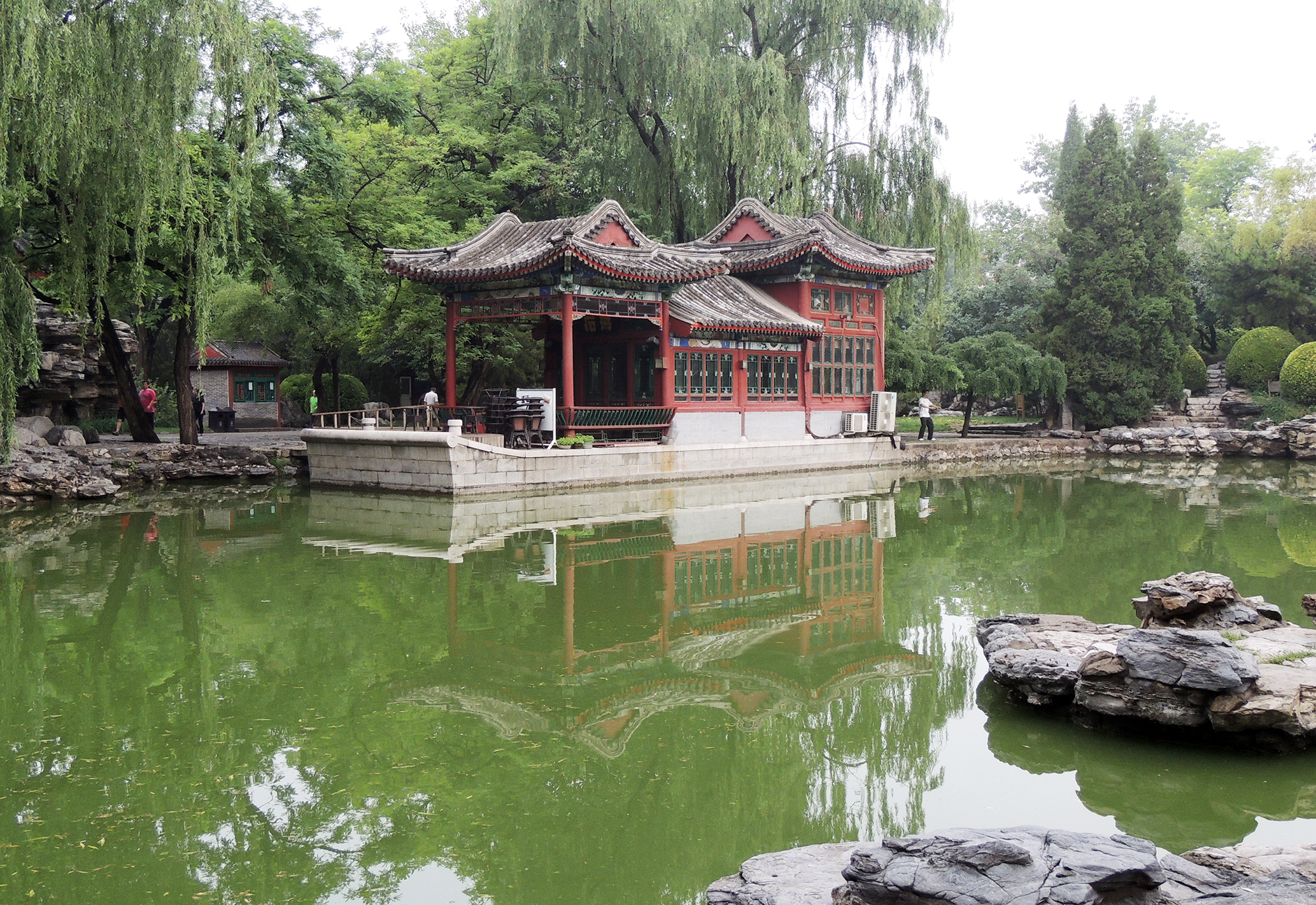 酒店是一座位于北京市朝阳区建国门外日坛路使馆区的五星级的涉外宾馆