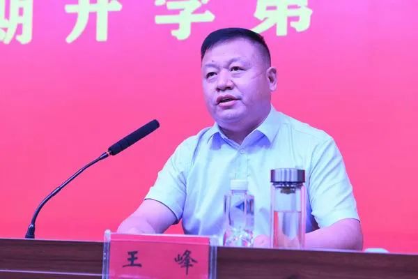  p>王峰,高级政工师,硕士研究生学历,中共党员,商丘市心理健康研究