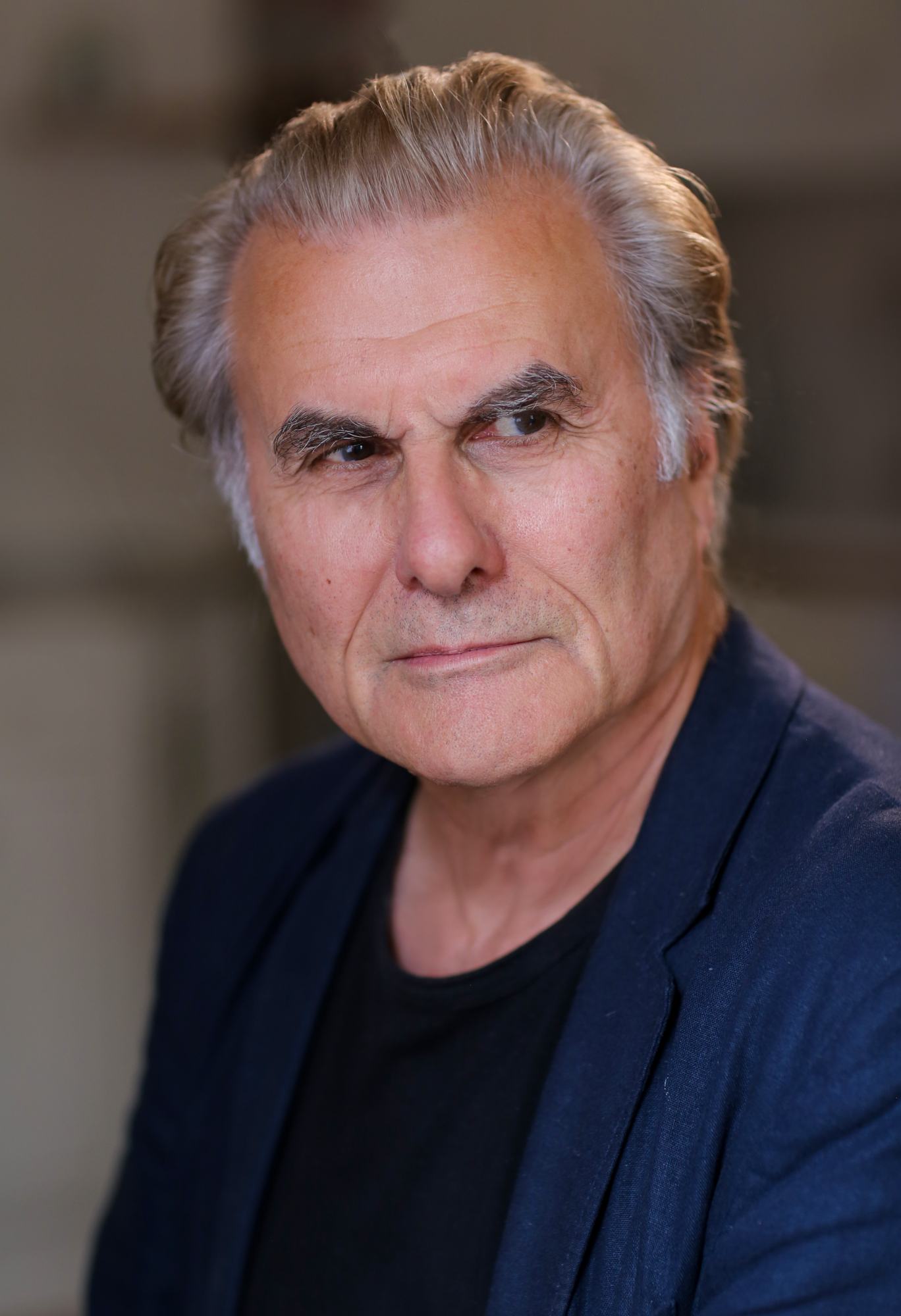 奥利弗·科顿(oliver cotton),1944年6月20日出生于英国伦敦,英国演员