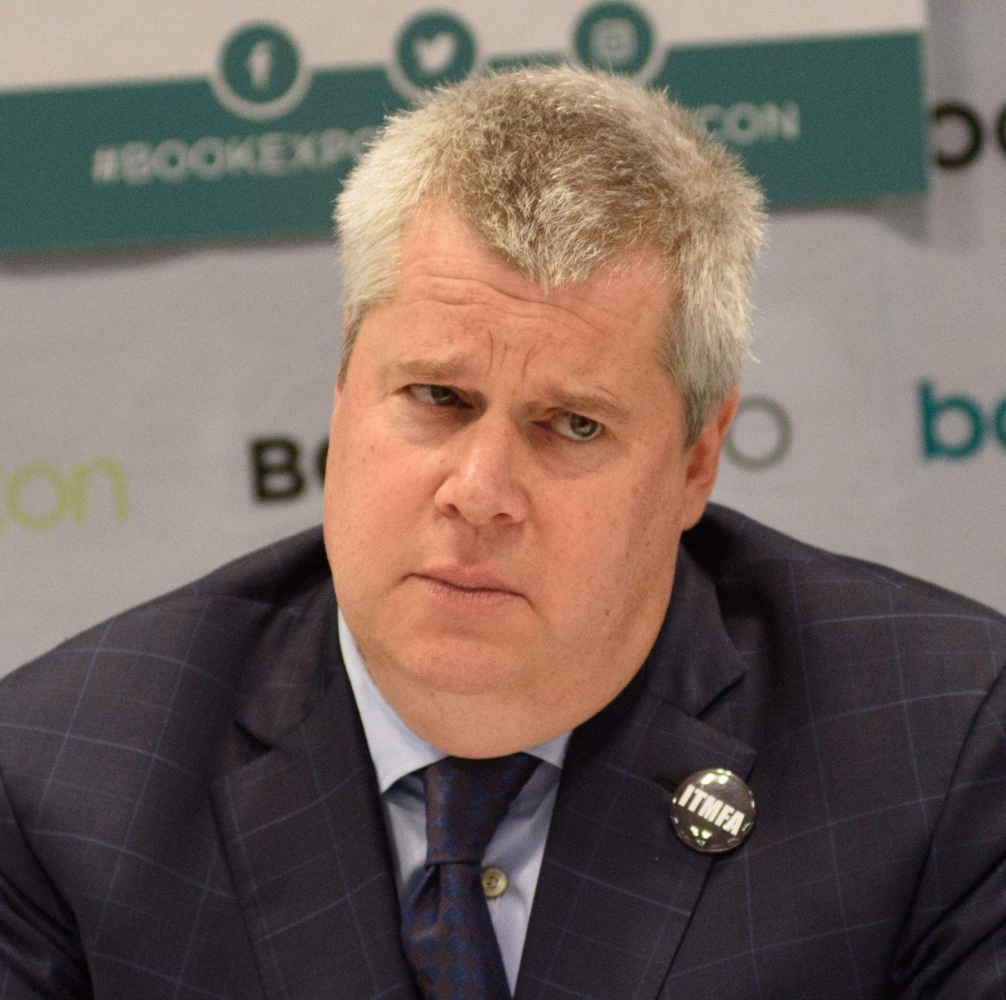 笔名雷蒙·斯尼奇(lemony snicket),1970年2月28日出生在加利福尼亚州