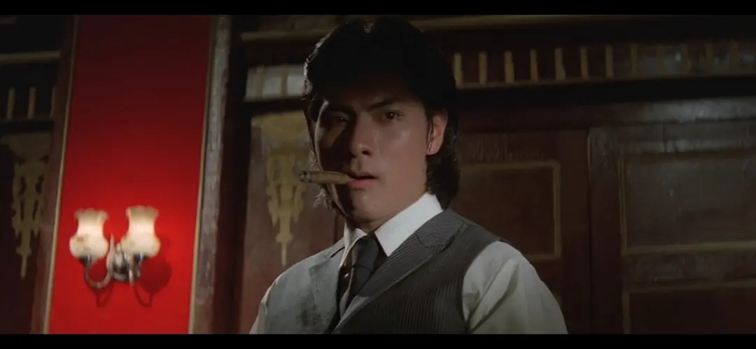 影片讲述了在龙蛇混集的小镇上"擒拿手"王进勇,错