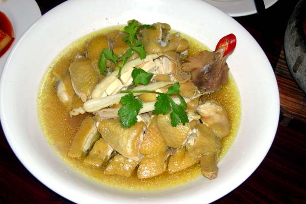  p>三黄鸡汤是一道浙江省的特色传统名菜,属于浙菜系.